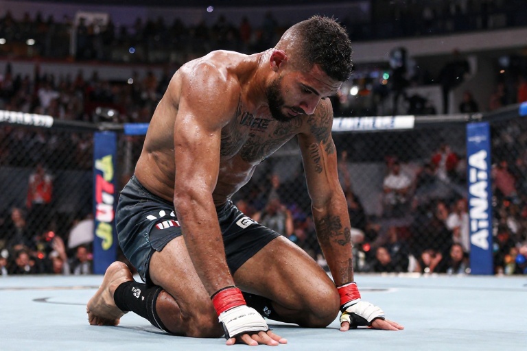 Alexandre Pantoja lamenta lesão precoce e perda do cinturão para Joshua Van no UFC 323