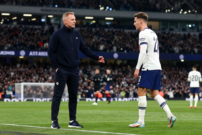 Arne Slot teme lesão de Isak após gol contra o Tottenham e pede cautela