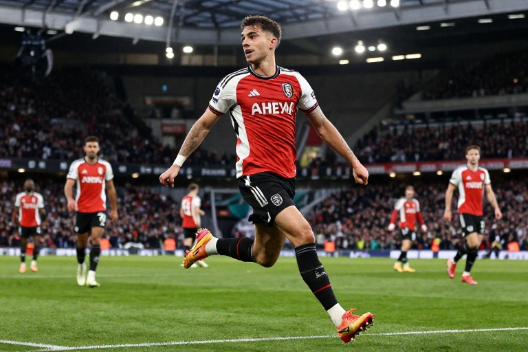 Fulham Vence Nottingham Forest por 1 a 0 com Pênalti de Jiménez e Sobe na Tabela da Premier League 2025/26