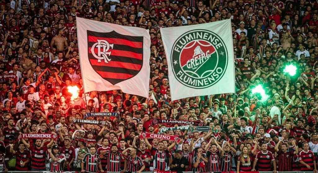 Torcida vibrante de Flamengo e Fluminense em estádio com bandeiras e faixas, demonstrando grandes rivalidades futebol brasileiro