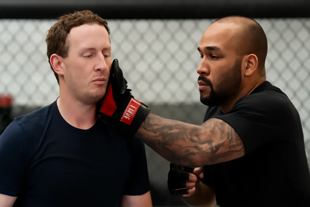 Imagem horizontal mostrando Mark Zuckerberg leva tapa na cara em sparring com ex-campeão do UFC, sem textos escritos