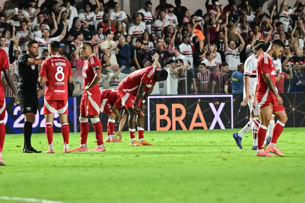 Nem o ‘escudo’ Abel Braga impede, Inter caminha para o rebaixamento após derrota para o São Paulo News 3353 1764867635