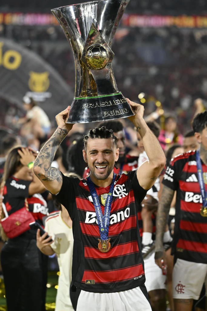 Arrascaeta celebra 17º título pelo Flamengo e revela bronca de Filipe Luís: “C*, Arrasca, pressiona os caras” News 3380 1764873167