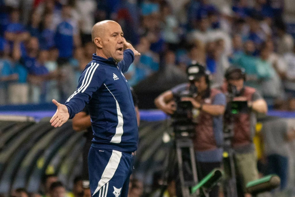 Técnico Leonardo Jardim revela o “clique” que salvou a temporada do Cruzeiro após conversa decisiva com o dono da SAF News 3575 1764900144