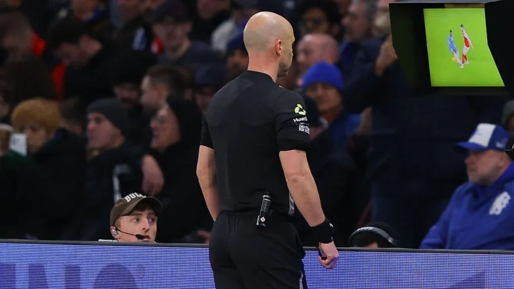 VAR pode ter novas funções na Copa do Mundo de 2026: revisão de escanteios e expulsões por segundo amarelo sob análise News 3632 1764900727