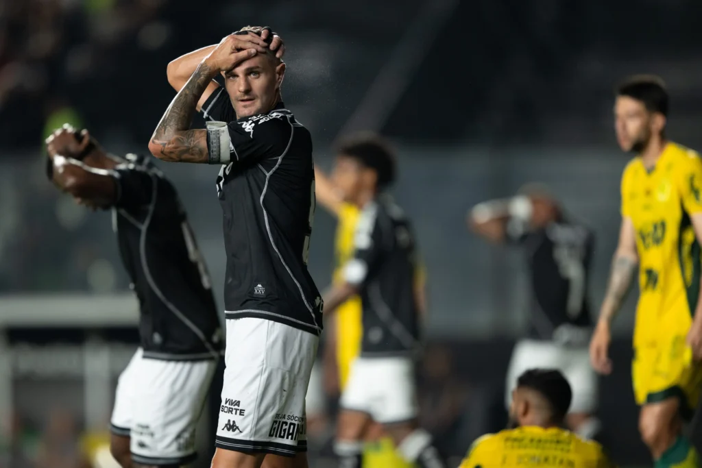 Jejum de Gols e Derrotas Cruciais Marcam a Amarga Campanha do Vasco em São Januário no Brasileirão News 3823 1764939814