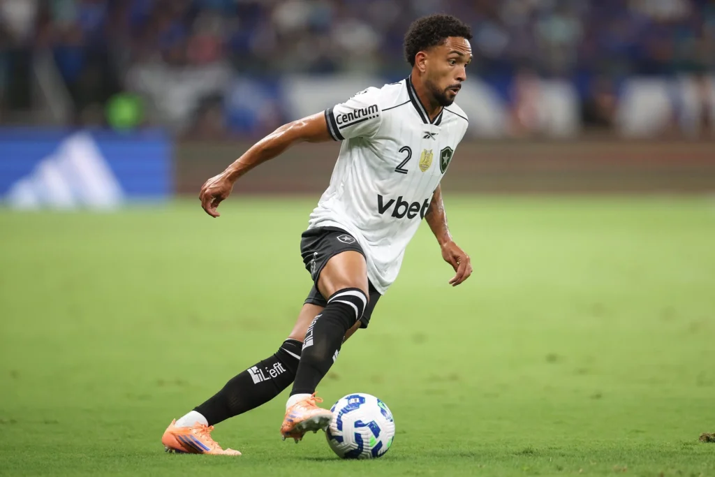 Vitinho do Botafogo: Defensor se aproxima de marca histórica de jogos no Brasileirão contra o Fortaleza News 4413 1765074757