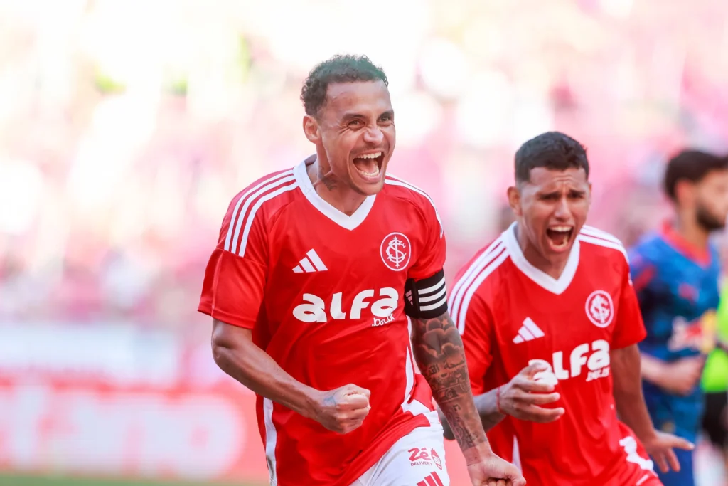 Inter vence Bragantino e se garante na Série A em tarde de pura emoção e reviravoltas no Brasileirão News 4727 1765146763