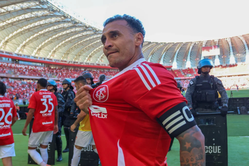 Drama e Viradas: Como Vitória e Inter Escaparam da Série B na Última Rodada com Gols Decisivos e Alternâncias na Zona de Rebaixamento News 4856 1765188585