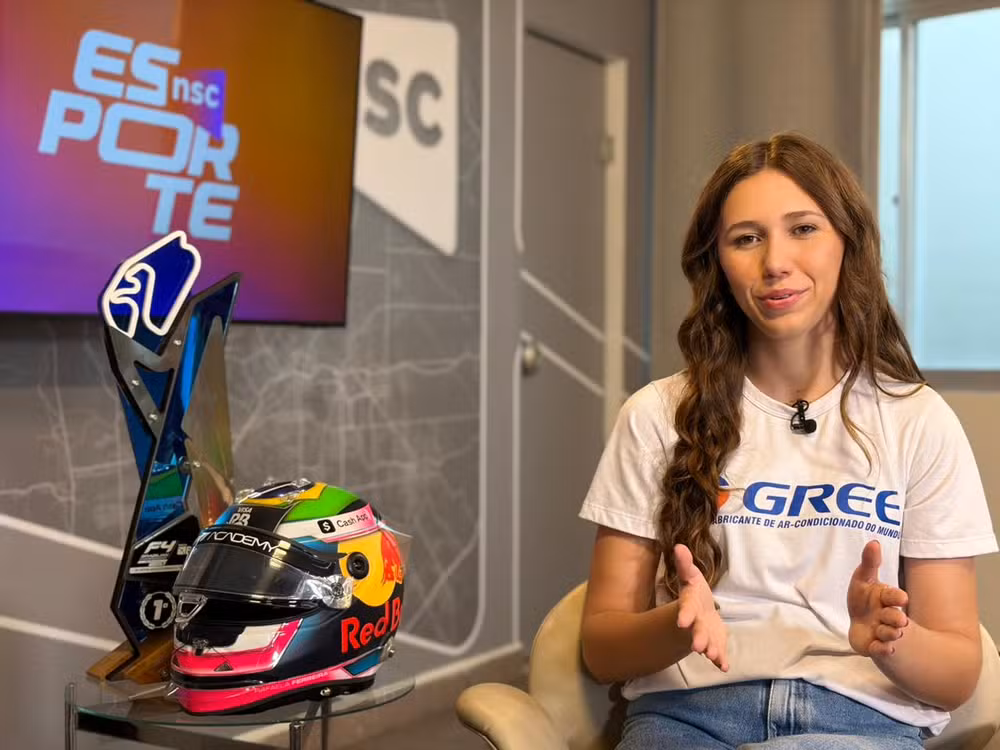 Rafaela Ferreira renova contrato na F1 Academy e mira disputar o título em 2026 após estreia promissora
