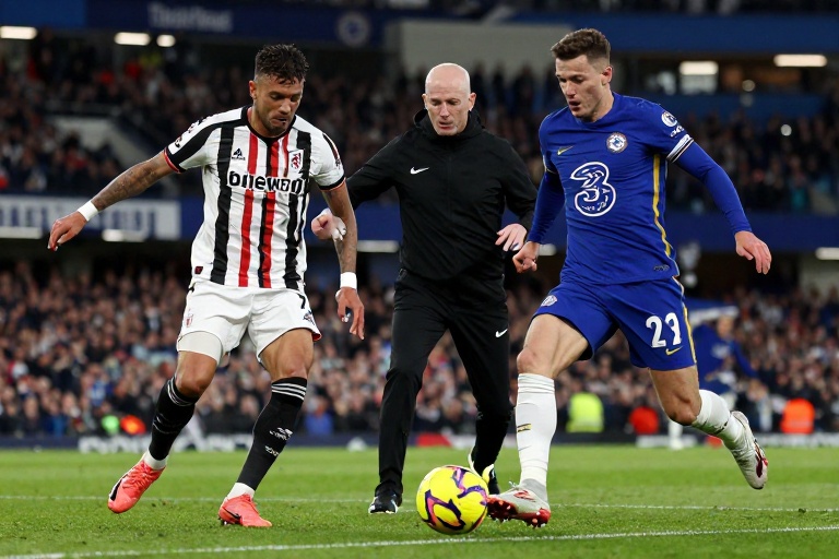 Confronto entre Fulham e Chelsea na Premier League: onde assistir ao vivo e horário, expectativa de técnico interino e disputa por vaga europeia