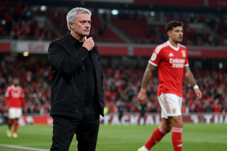 Mourinho critica “qualidade horrível” e “desempenhos inaceitáveis” de jogadores do Benfica após eliminação na Taça da Liga