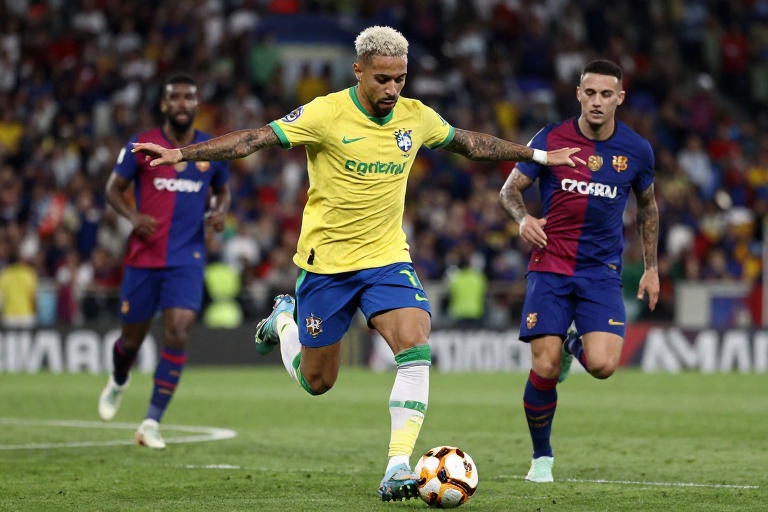 Raphinha ‘dá show’ com dois gols e assistência em goleada do Barcelona; Jornal espanhol alfineta FIFA por não reconhecer brasileiro como melhor do mundo