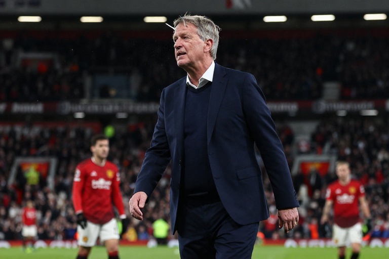 Torcida do Manchester United exige saída do executivo Jim Ratcliffe em meio a crise esportiva e denúncia de má gestão