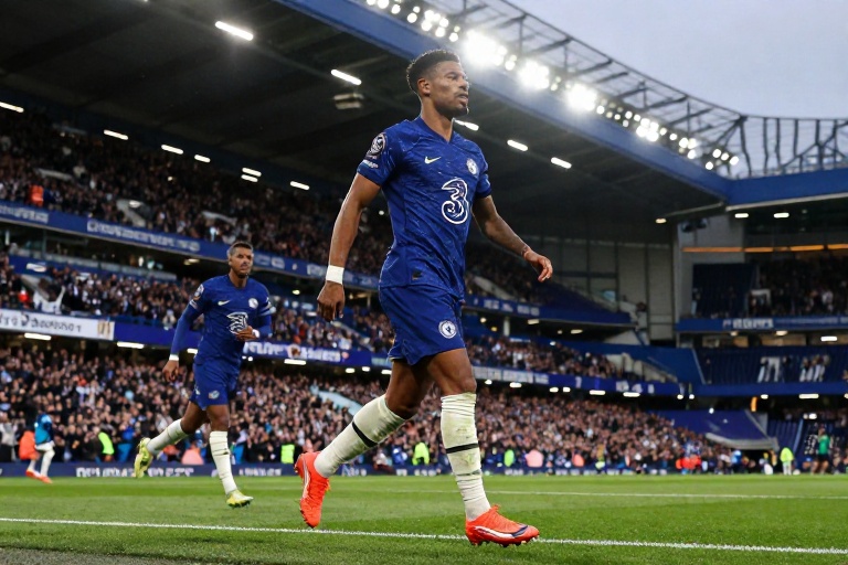 Chelsea de Estêvão Desembarca no The Valley: Conheça o Histórico Estádio do Charlton Construído Pela Própria Torcida e a Agenda Completa do Disney+ Para o Sábado de Futebol e Esportes