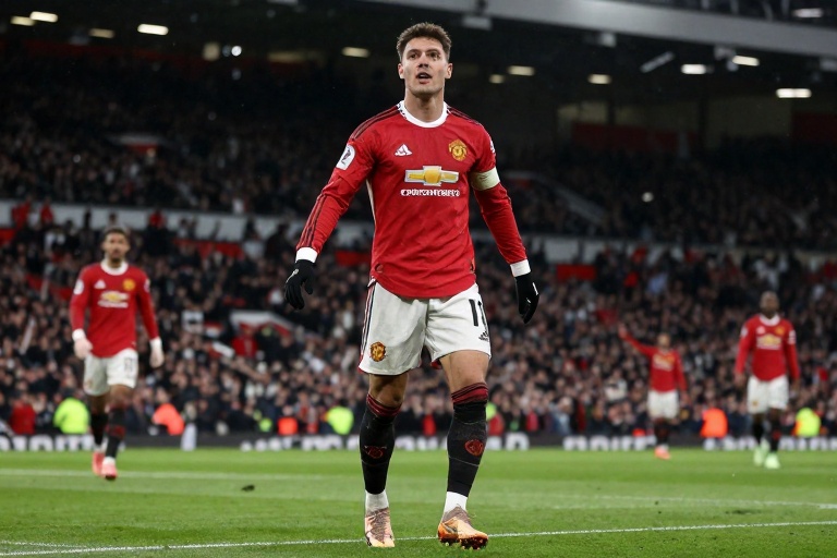 Manchester United Enfrenta Crise Profunda Após Eliminações Prematuras e Temporada de Baixo Desempenho