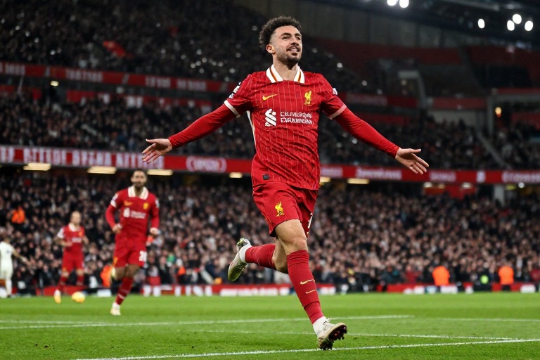 Liverpool é Chato? Arne Slot Responde Críticas de Jogo ‘Monótono’ e Busca Virada na Copa da Inglaterra com Transmissão no Disney+