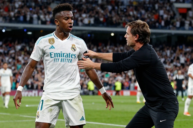 Álvaro Arbeloa defende Vinicius Jr. após vaias no Bernabéu: treinador trabalha para valorizar atacante polêmico do Real Madrid