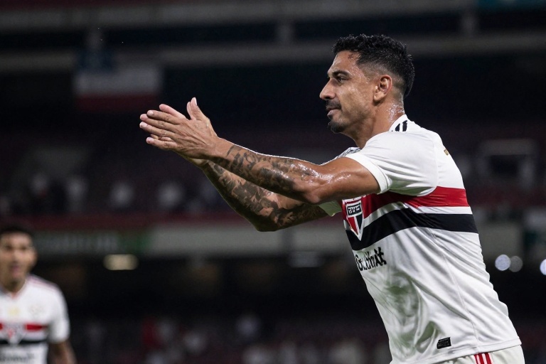 Crespo comanda último treino do São Paulo após reunião com presidente interino para clássico contra o Corinthians