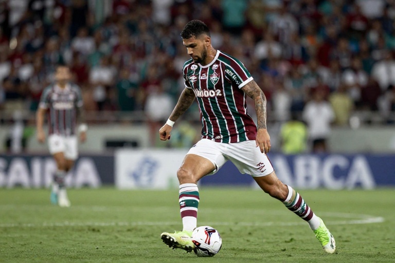 Otávio assume braçadeira de capitão no Fluminense em 2026, mas enfrenta desconfiança da torcida após grave lesão