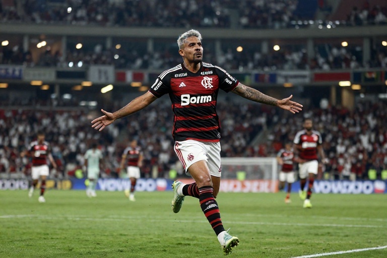 Ex-Flamengo Mateusão brilha no Shabab Al Ahli com gol na goleada e lidera Liga dos Emirados Árabes