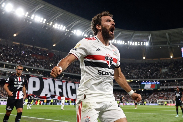 Alisson no Corinthians: Torcida do São Paulo reage com faixa de protesto em frente ao Morumbi