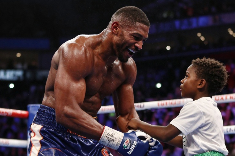 Anthony Joshua se emociona ao relembrar acidente fatal na Nigéria que vitimou amigos de infância