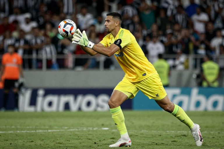Goleiro John, ex-Botafogo, passa por rígido tratamento em três turnos e mira volta à Copa do Mundo após lesão no Joelho