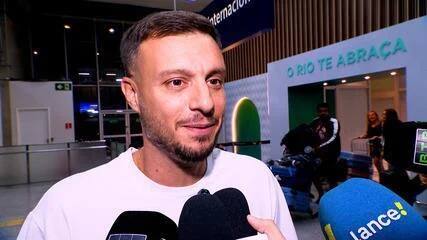 Martín Anselmi chega ao Rio e promete time ofensivo para o Botafogo: “Nossa equipe vai atacar”