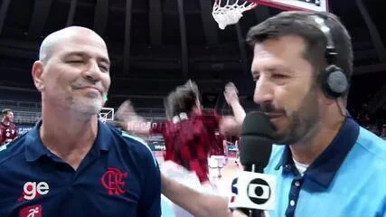 Técnico do Flamengo leva trombada inesperada de jogador durante aquecimento no NBB; veja o vídeo