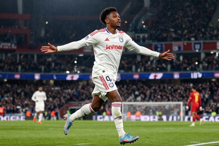 Endrick estreia com vitória no Lyon e conquista 10 jogos seguidos vencendo na Ligue 1