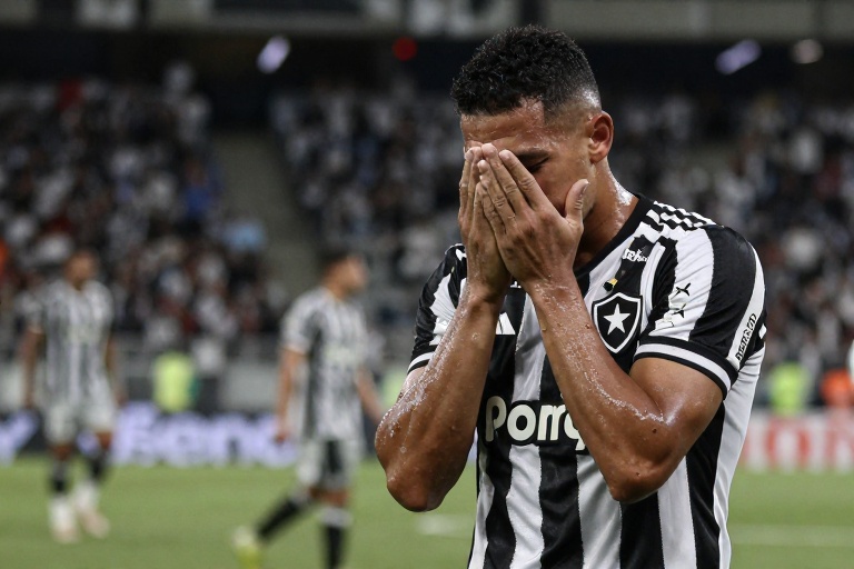 Anselmi lamenta elenco curto do Botafogo e torce por fim do transfer ban: “Precisamos de mais jogadores”