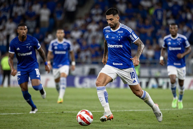 Torcida do Cruzeiro xinga Tite e jogadores nos acréscimos antes de gol salvador de Matheus Pereira