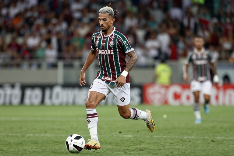 Athletico-PR avança por Everaldo do Fluminense; Tricolor só libera atacante após contratar ‘camisa 9 de peso’