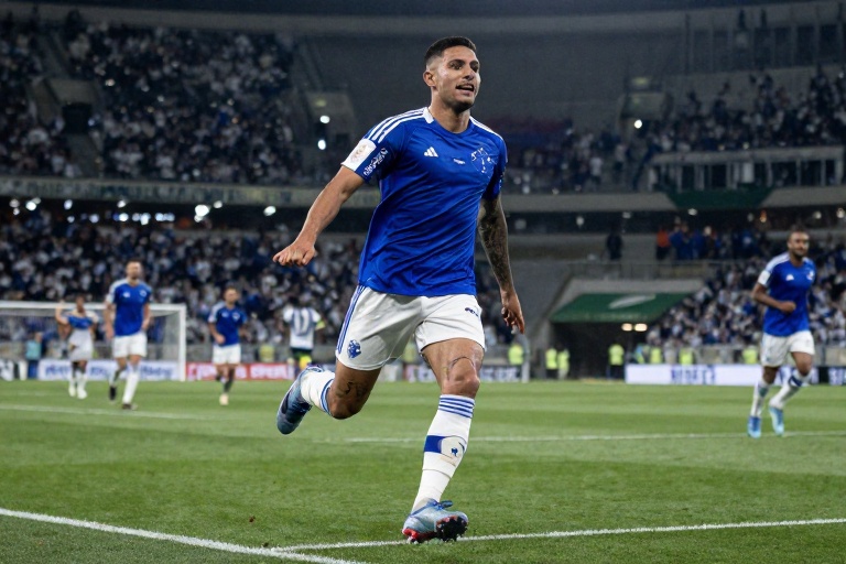 Jogo do Cruzeiro é Paralisado Inusitadamente: Cássio Deixa o Gramado Correndo e Retorna Sorrindo