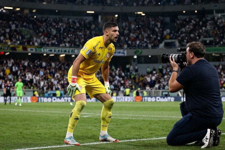 Incidente com rojão atingindo goleiro durante partida do Campeonato Italiano gera preocupação e investigação