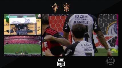 Carrascal é expulso após cotovelada em Bidon em Flamengo x Corinthians; VAR decide no intervalo