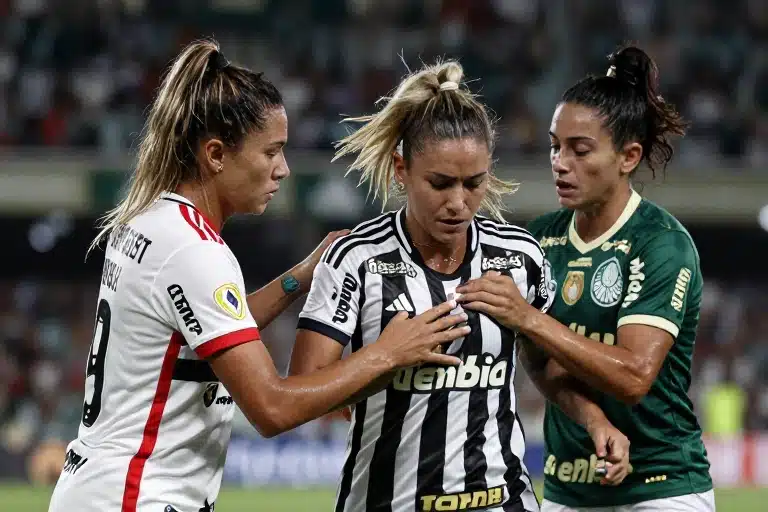 Zagueira do Atlético-MG superou problema de coração com apoio de jogadoras do São Paulo e Palmeiras em reviravolta heroica