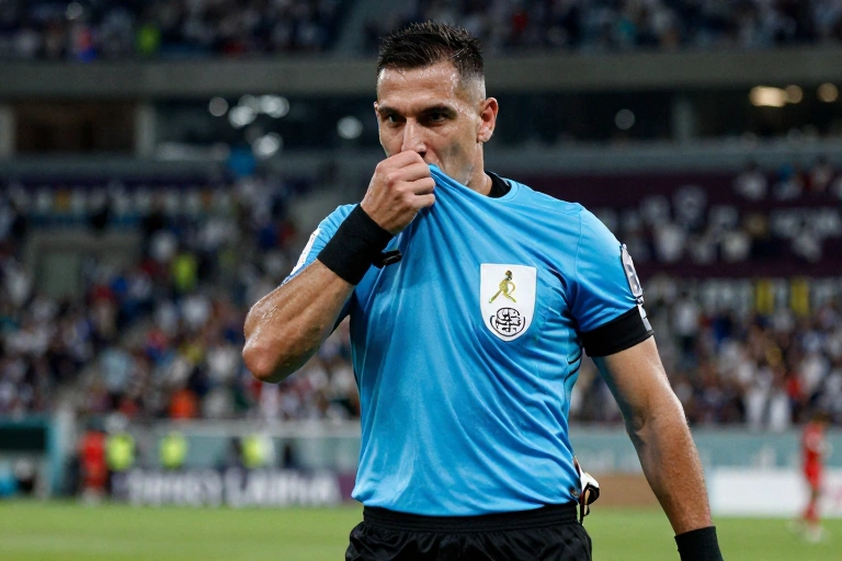 Expulsão de Almirón por cobrir a boca gera debate sobre nova regra da arbitragem na Copa