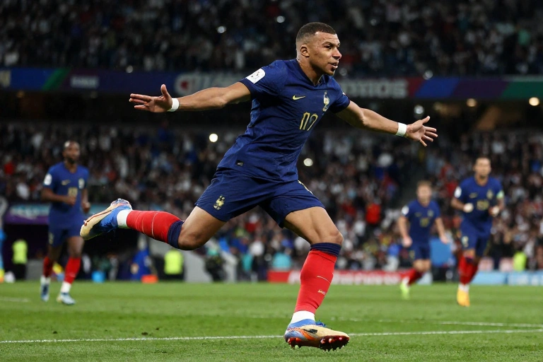 Kylian Mbappé brilha em vitória francesa e alimenta debate sobre recordes históricos