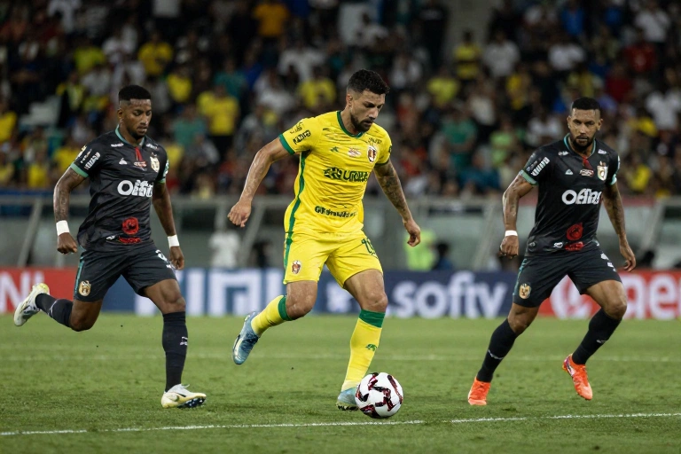 Cuiabá promove limpa no elenco e rescinde com trio de jogadores