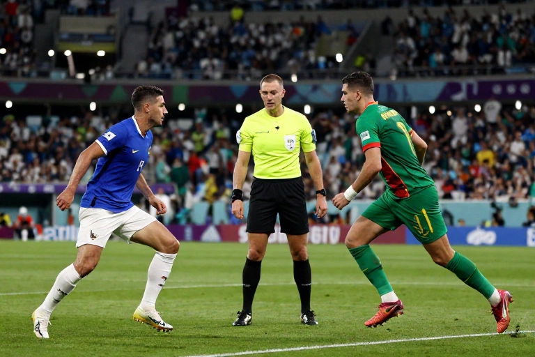 Fifa coloca árbitros de VAR dentro do estádio em duelo entre França e Marrocos