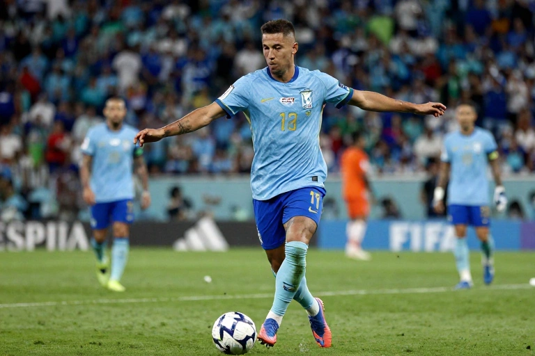 Polêmica na Copa: suspensão de lateral inglês expõe critérios questionáveis da FIFA e revolta torcida