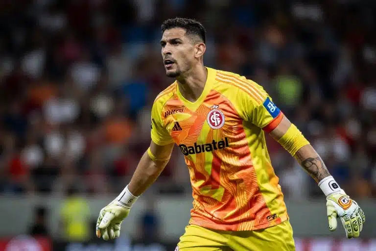 Goleiro Matheus Cunha Chega ao Inter e Aumenta Tensão no Elenco
