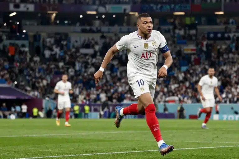 Mbappé enfrenta críticas após derrota na Copa e busca novo recorde