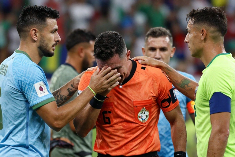 Lágrimas e polêmica: o árbitro da final da Copa do Mundo chora ao ser escolhido e é abraçado por colegas; vídeo
