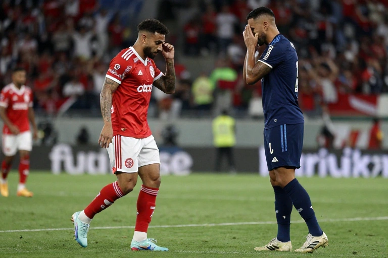Após entrada que provocou fratura em Gabriel Pec, zagueiro do Inter quebra silêncio e pede perdão