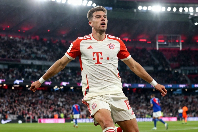 Olise pelada EUA: craque do Bayern é flagrado em NY com calça que virou febre