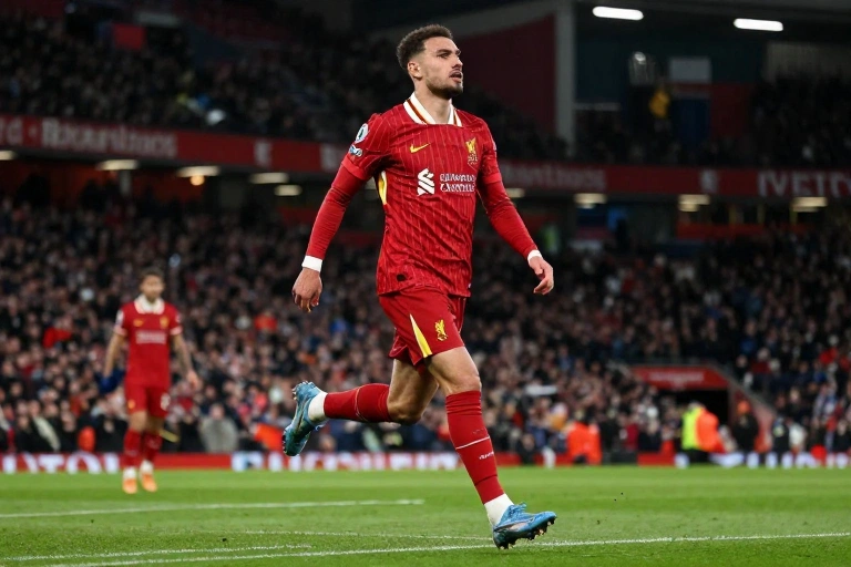 Brexit barra joia do Liverpool: zagueiro de 18 anos fica fora dos jogos oficiais