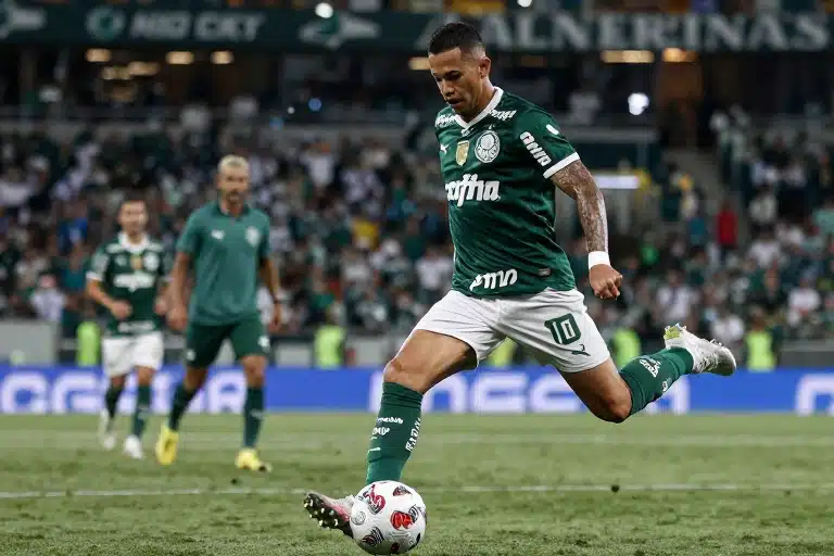 Vitor Roque Retorna ao Palmeiras e Abel Ferreira Revela Planos Secretos